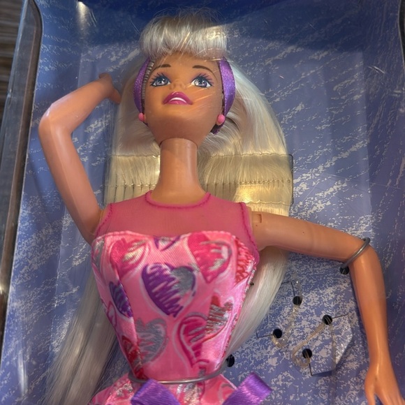 1997 Valentine Barbie - Picture 2 of 6
